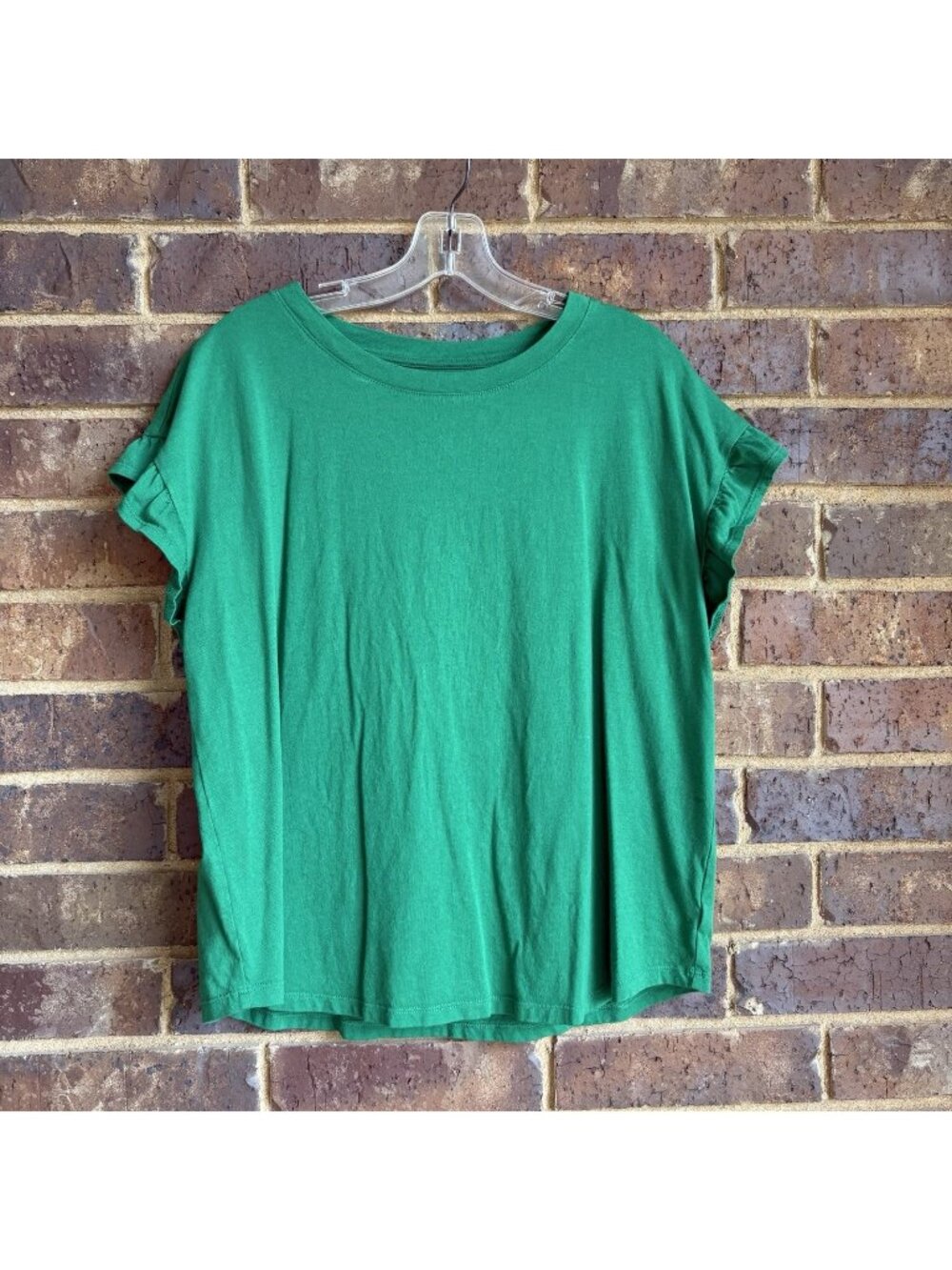Crown & Ivy Kelly Green Top Ruffled Cap Sleeves Size L